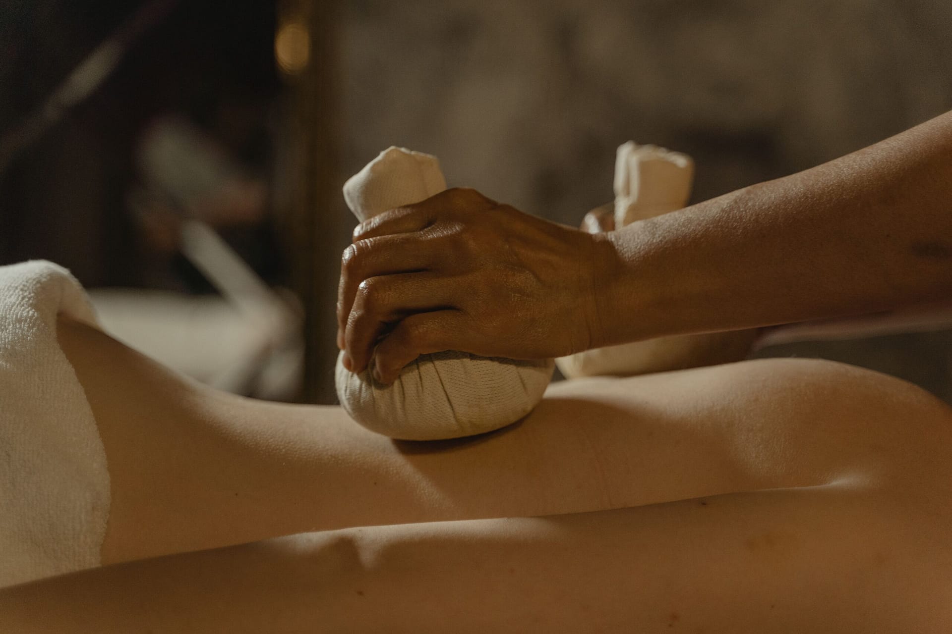 Traditional Chinese medicine herbal compress wellness treatment in Hangzhou